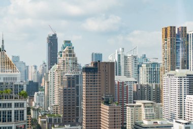 Bangkok şehir manzarasının yakın çekimi. Gündüz ışığı ve mavi gökyüzü ile çevrili modern şehir manzarası. Yan görüş. İş geçmişi. Gün ışığı. Süslü.