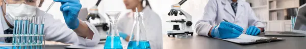 Grupa Dedykowanych Naukowców Przeprowadza Eksperymenty Chemiczne Badania Laboratorium Medycznym Jako — Zdjęcie stockowe