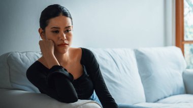 Depresyondaki zihinsel sağlık sorunu olan genç Asyalı kadın aşırı düşünme yorgunluğu, yıkıcı düşünce, asosyal, kaygı ve diğer akıl sağlığı bozukluklarından en yüksek tedaviye ihtiyaç duyuyor. .
