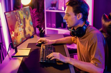 Sunucu kanalı bilgisayar ekranında muptiplayer 'larla Moba' yı oynayan ya da savaş alanında yalnız olan akıllı oyun flaması odaklı. Esport neon dijital ışık odasından canlı yayın yapıyor. Bireysel.