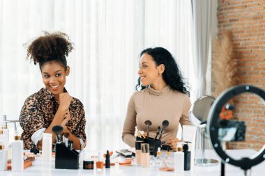 Kadın nüfuzlu kişi canlı yayında video görüntülerini çekiyor. Makyaj çok önemli sosyal medya ya da blog. Kozmetik stüdyosu ışıklandırmalı mutlu genç kız çevrimiçi pazarlama oturumu yayını için..