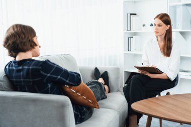 Mutlu hasta ve psikolog klinikte olumlu duygularla zihinsel sağlık sohbeti yaparken aynı zamanda en başarılı iş ve hayatı merkez ofisteki psikologlara anlatıyor. .