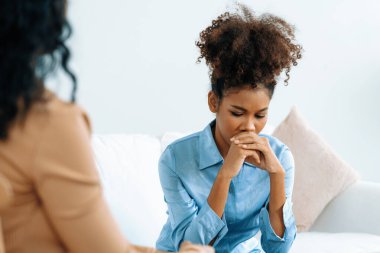 Travma sonrası stres bozukluğu olan üzgün bir kadın psikoloğu, depresyon ya da kalp yetmezliğinden sonra üzüntülü bir ruh sağlığı terapisi görüyor. Hayal kırıklığına uğramış genç bir kadın klinikteki duygular hakkında bir psikologla konuşuyor.