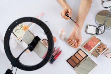 Güzellik blogcusunun ya da nüfuzlu kişinin üst görünümü çevrimiçi canlı yayın platformunda sosyal medya pazarlamasını ya da öğretim elemanlarını görüntüler.