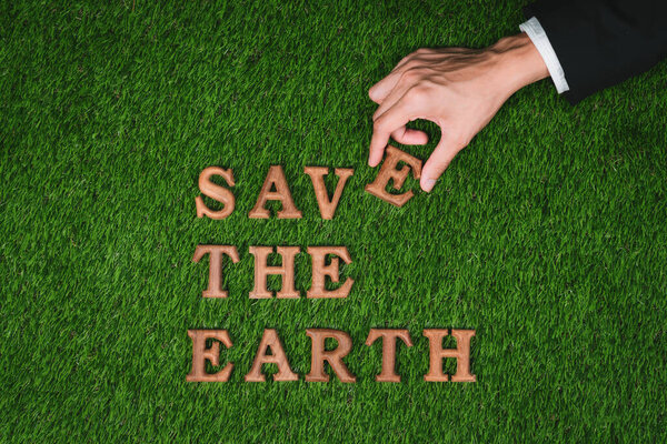 Кампания экологической осведомленности о концепции Дня Земли демонстрирует сообщение, организованное в Save Earth на биофильном зеленом фоне. Концепция экологического социального управления для устойчивого и экологически безопасного будущего.