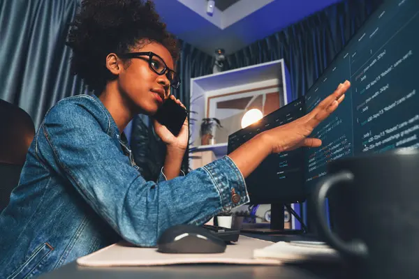 Ung Afrikansk Amerikansk Udvikler Koncentrere Sig Skærmen Laptop Med Kodning - Stock-foto