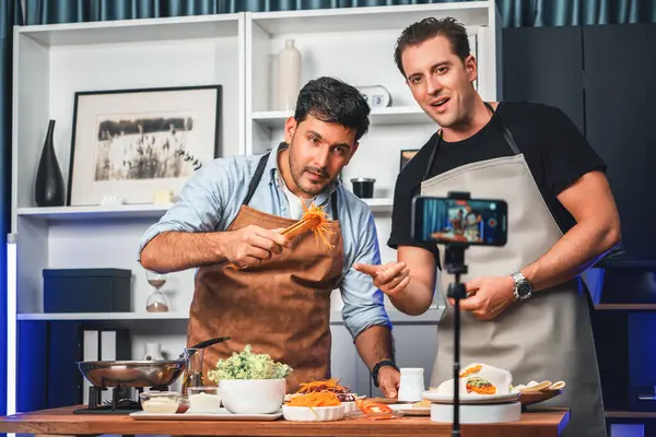 Gesundes Essen Der Küche Koch Influencer Präsentieren Frische Salatbrötchen Kochshows — Stockfoto