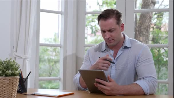 Podnikatel Snaží Vyřešit Pracovní Problém Domova Pomocí Notebooku Sedí Stole — Stock video
