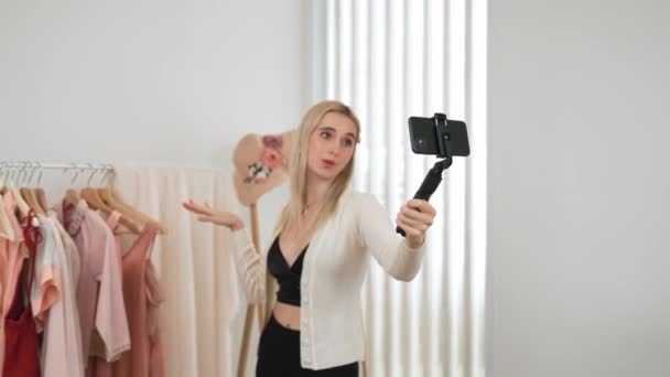 Молода Творець Соціального Медіа Контенту Жінка Робить Відео Моди Використовуючи — стокове відео
