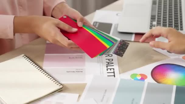 Primer Plano Mano Dos Brainstorming Diseñador Elegir Color Para Trabajo — Vídeo de stock