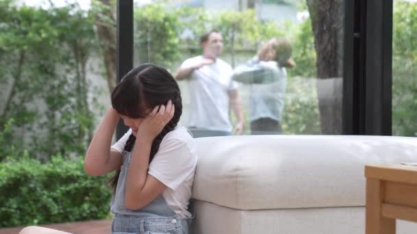 Stresszes Boldogtalan Fiatal Lány Összeül Sarokban Eltakarja Fülét Eltakarja Szülei — Stock videók