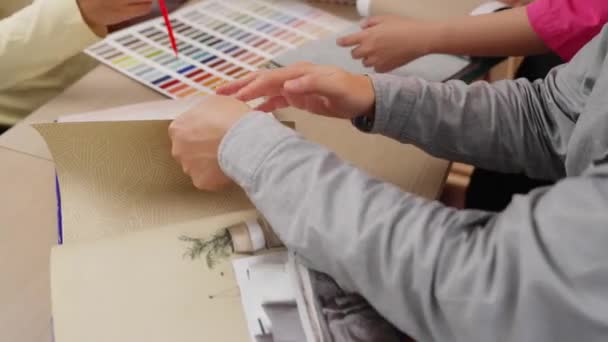 在客户的监督和监督下 慢动作手部特写建筑师和室内设计人员从彩色调色板上展示纺织材料和色彩 用于室内设计 — 图库视频影像