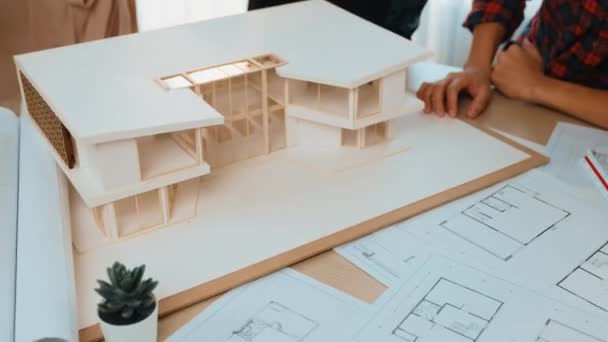Návrhář Domů Využívající Architektonické Vybavení Přezkoumá Změří Architektonický Model Domu — Stock video