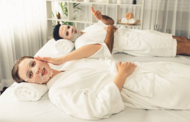 Kaplıca salonunun sakin, modern gündüz atmosferi, birkaç müşteri yüz maskesi takarak kendini yenilemeye çalışıyor. Yüz bakımı ve güzellik kozmetolojisi prosedürü. Sessiz.