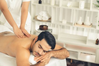 Kafkas erkek müşteri stres önleyici spa masajının keyfini çıkarıyor ve lüks otel veya oteldeki gündüz açık hava ortamında güzellik derisi eğlencesi ile şımartıyor. Sessiz.