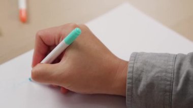 Yavaş çekim kapanış çalışanı stratejik pazarlama planı yapıyor ve toplantı odasındaki ofis masasına renkli yapışkan notlarla zihin haritası yapıyor. Değiştirilmiş