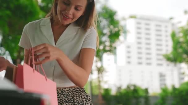 Zeitlupe Elektroauto Laden Grünen Nachhaltigen Stadtgarten Sommer Zeigt Lebensstil Junger — Stockvideo