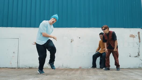 Молодой Уличный Танцор Танцует Стиле Хип Хоп Мультикультурными Друзьями Аплодирующими — стоковое видео