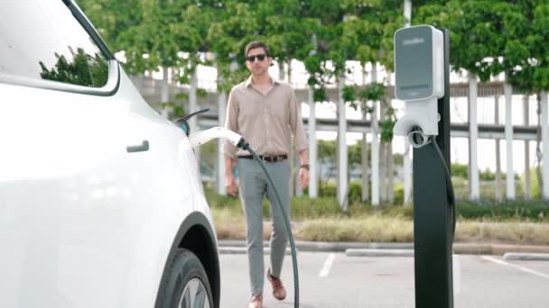 Slow Motion Man Zet Lader Elektrische Auto Batterij Laden Vanaf — Stockvideo