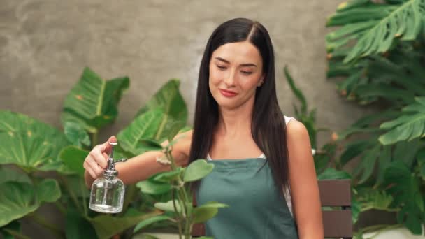 Młoda Kobieta Ogrodnik Tendencji Delikatne Podlewanie Roślin Tropikalnych Minimalistycznym Stylu — Wideo stockowe