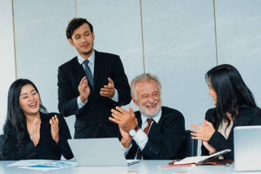 Genç Asyalı iş adamlarının ve çevirmenin de yardımıyla Beyaz Saray 'da çalışan kıdemli yönetici. Kurumsal uluslararası iş ve sekreter dili çeviri kavramı. uds