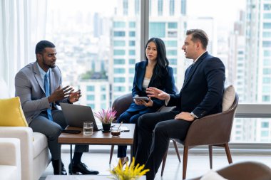 Afrikalı işadamı uzman yatırımcı için projeye başladı. Bir grup çok kültürlü iş adamı problemleri çözüyor, iş fikirlerini modern iş salonundaki gökdelen ile tartışıyorlar. Süslü