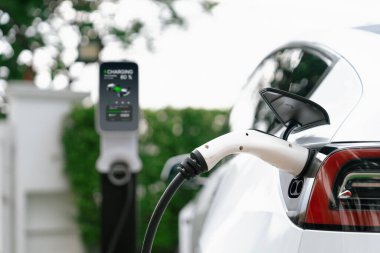 Elektrikli taşıt teknolojisi konut alanı ya da EV akü şarjı için ev şarj istasyonu olarak kullanılır. Gelecekteki çevre için temiz ve sürdürülebilir enerji ile çevre dostu ulaşım. Eşzamanlama
