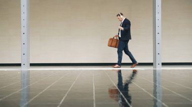 İş adamları onun kulaklığını takıyor ve şehir merkezindeki cadde boyunca işyerine yürüyor. Profesyonel proje yöneticisi toplantıya giderken kulaklıktan rahatlatıcı müzik dinliyor. Urbane.