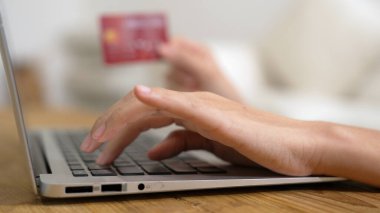 Kadın alışverişi ya da internet pazarında online ödeme modern yaşam tarzı için satılık eşyalar arıyor ve canlı siber güvenlik yazılımı tarafından korunan cüzdandan çevrimiçi ödeme için kredi kartı kullanıyor