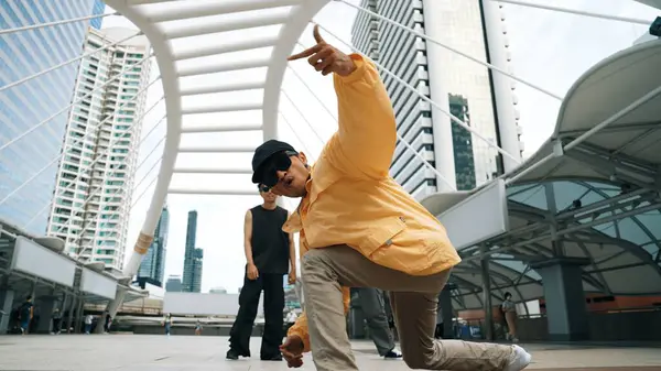 Bir Grup Profesyonel Sokak Dansçısı Neşelen Asyalı Hippi Şehirde Serbest — Stok fotoğraf