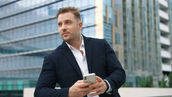 Zkušený Podnikatel Který Používá Telefon Aby Popovídal Týmem Když Stojí — Stock fotografie