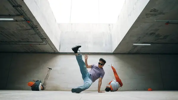 Grupp Eleganta Hipster Dansar Tillsammans Byggnaden Happy Break Dansare Njuta — Stockfoto