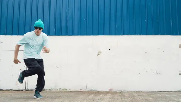 Sokaklarda Hareketli Bir Şekilde Dolaşan Genç Hippinin Hareketli Görüntüleri Kafkasyalı — Stok fotoğraf