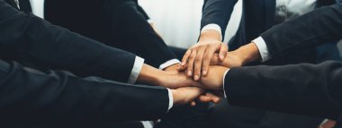 Ofis çalışanlarının el ele dizilmesi başarılı bir iş ortaklığı grubunu ve panoramik pankartta kamu işyerinde güçlü bir birlik takım çalışmasını sembolize ediyor. Kurnaz.