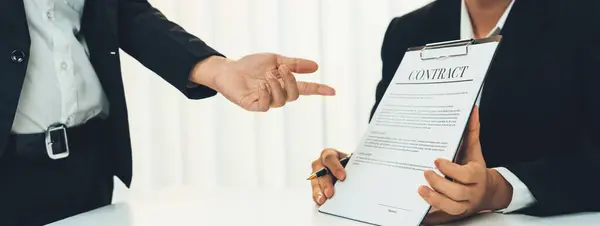 Geschäftsleiter Unterzeichnen Vertragsdokument Über Den Ballen Mit Hilfe Eines Rechtsanwalts — Stockfoto