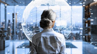 Üst düzey kadın programcı yapay zeka güdümlü pazarlama çözümleri için LISP Açık Robot Hologramı aracılığıyla yazılım analiz ediliyor.