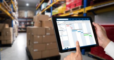 Ekip projesinin zaman çizelgesini gösteren bilgisayar ekranında, modern iş projesi yönetimi için proje planlama yazılımı