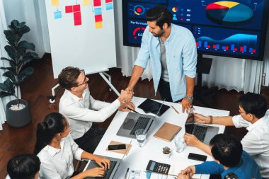 Analist ekip lideri, iş zekası ya da BI gösterge paneli ile FIntech yazılım gücünü kullanarak başarılı veri analizi toplantısından sonra iş arkadaşıyla tokalaştı. Tedbirli