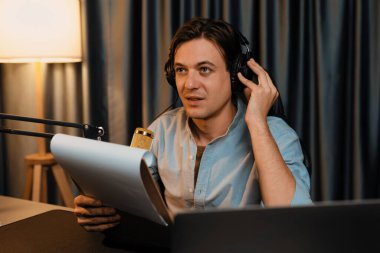 Akıllı yayıncının sunucu kanalı, canlı sosyal medyada canlı yayında konuşma programı ile birlikte modern stüdyoda, kayıt cihazıyla dinleyiciye senaryo okumaktadır. Bireysel.