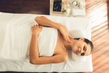 Panorama manzaralı kadın müşteri stres önleyici spa masajından zevk alıyor ve lüks otel veya oteldeki gündüz açık hava ortamında güzellik teniyle eğleniyor. Sessiz.