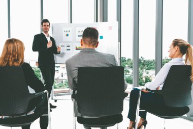 İş kadınları ve işadamları ofis odasında grup toplantısına katılıyorlar. Şirket iş ekibi konsepti. uds