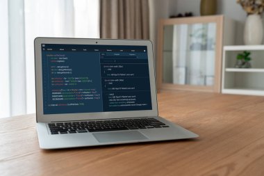 Model uygulama ve program kodlaması için bilgisayar ekranında yazılım geliştirme programlama