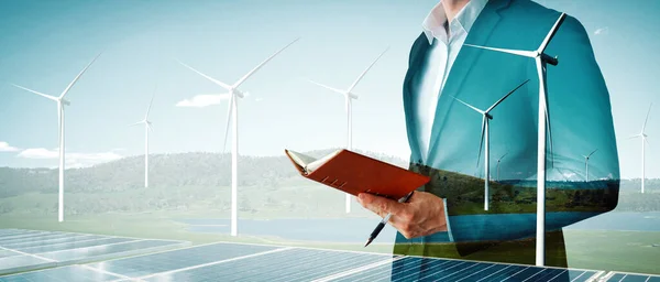通过风力涡轮机农场和绿色可再生能源工人接口工作的商业人员的双重曝光图形 利用替代能源实现可持续发展的概念 — 图库照片