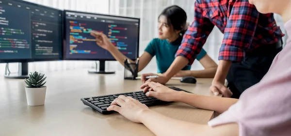 Young Professional Nettsideutvikler Samarbeidende Datatekniker Team Brainstorming Deling Idé Programskriving – stockfoto