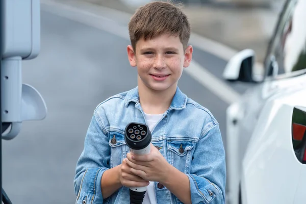 Дорожня Відпустка Екологічно Чистою Машиною Маленьким Хлопчиком Який Вказує Зарядний — стокове фото