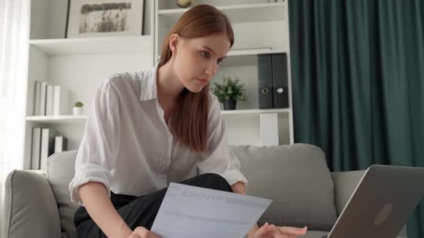 Stresset Ung Kvinde Har Økonomiske Problemer Med Kreditkort Gæld Til – Stock-video