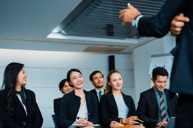 Genç Asyalı ve Kafkas dinleyiciler ofiste grup toplantısını dinliyorlar. İş adamları ve iş kadınları eğitim atölyesinde. Uluslararası çok kültürlü iş. uds