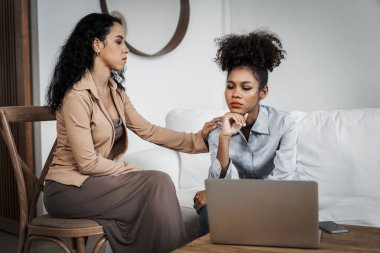 Travma sonrası stres bozukluğu olan üzgün bir kadın psikoloğu, depresyon ya da kalp yetmezliğinden sonra üzüntülü bir ruh sağlığı terapisi görüyor. Hayal kırıklığına uğramış genç bir kadın klinikteki duygular hakkında bir psikologla konuşuyor.
