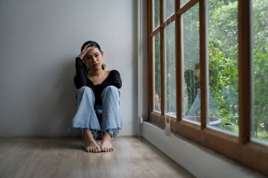 Depresyondaki zihinsel sağlık sorunu olan genç Asyalı kadın aşırı düşünme yorgunluğu, yıkıcı düşünce, asosyal, kaygı ve diğer akıl sağlığı bozukluklarından en yüksek tedaviye ihtiyaç duyuyor. .