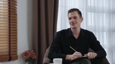 Psikolojik konsültasyon zihinsel problemde iyileşme kaydediyor, genç hasta terapi seansında, psikiyatrist de akıl hastalıkları konusunda tanı koyuyor. Zihinsel tedavi seansı. Düzenle